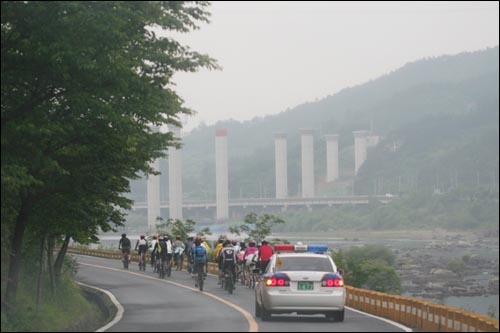 고속도로를 만들기 위해서 섬진강에 다리를 심고, 여기저기 산은 파헤쳐지고 있다 